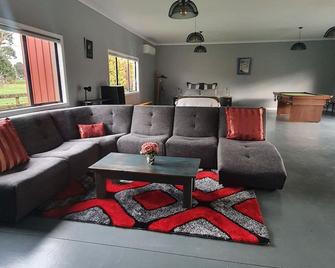 The Red Shed - Matamata - Living room