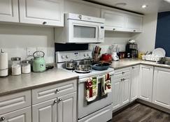 Comfy 2-bedroom basement with kitchen/bath for you. - Saskatoon - Kuchnia