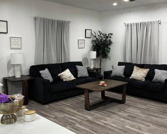 Newly renovated 3-bedroom house, minutes away from Hardy Murphy Coliseum. - Ardmore - Living room