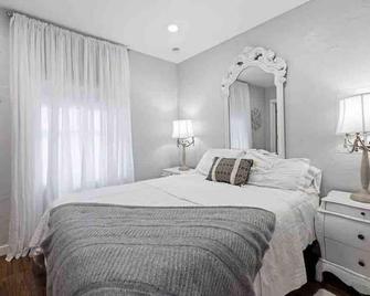 The Grey Getaway, a New, Quiet, One Bedroom Apartment! - Vancouver - Bedroom
