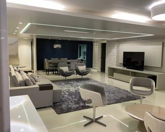 Beautiful 500m2 Beachfront House in Olinda with Swimming Pool and Air Conditioning in the Bedrooms - Olinda - Wohnzimmer