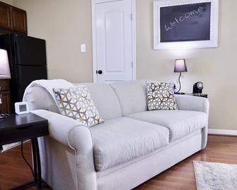 Comfy Guest House 7 Min Drive to Beach + Grill and Outdoor TV / Strand District - Galveston - Living room