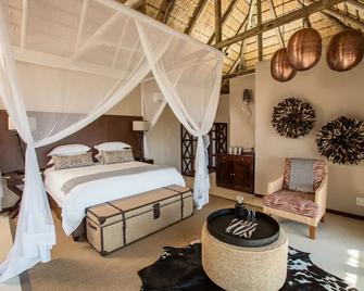 Umzolozolo Private Safari Lodge & Spa - Ladysmith - Bedroom