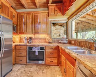 Luxury Ranch Retreat | 135 Acres, Hot Tub, Creek, Hill Country Views - Wimberley - Cocina