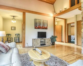 Private, Secluded Location on 14 Acres - Easy Access to Surrounding Sites - Deadwood - Living room