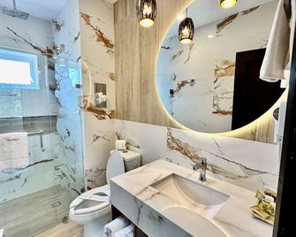 Aurea Hotel and Suites - Guadalajara - Bathroom