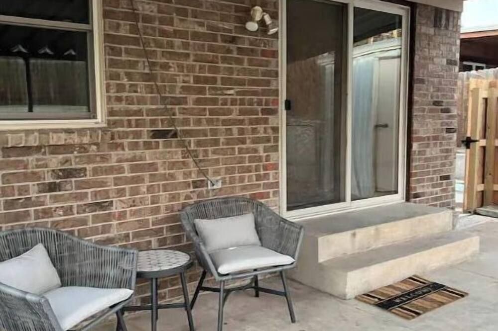 Updated three bedroom home across from park - Guymon - Terasa