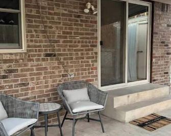 Updated three bedroom home across from park - Guymon - Binnenhof