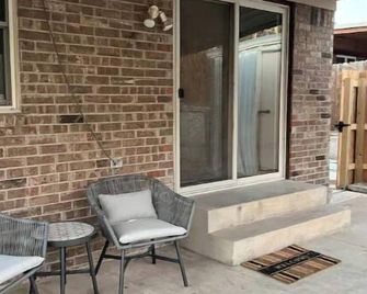 Updated three bedroom home across from park - Guymon - Terasa