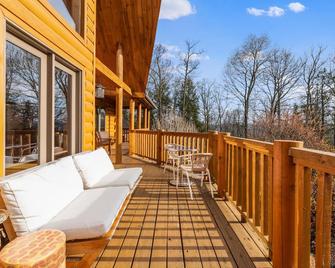 Sun-filled Log Home on 20 Prvt Acres Nr Rhinebeck - Rhinebeck - Balcony