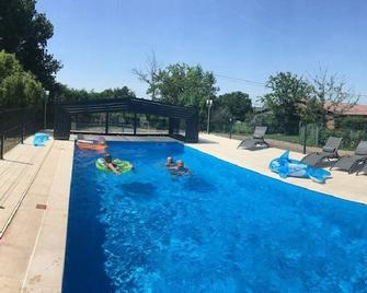 Alaguyauder Le Gite De L'etanchee - Outines - Piscina
