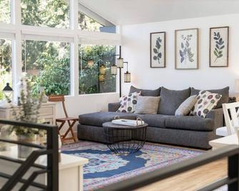 Delightful Family Home with 3 Bedrooms and Sprawling Backyard - Edmonds
