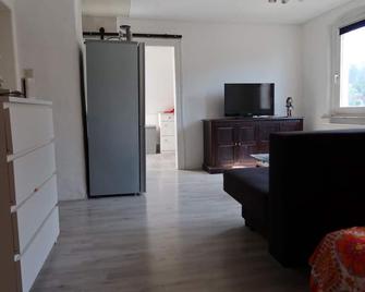Ferienwohnung im Einfamilienhaus, Automobil und Robert Schumann Stadt Zwickau - Zwickau - Pokój dzienny