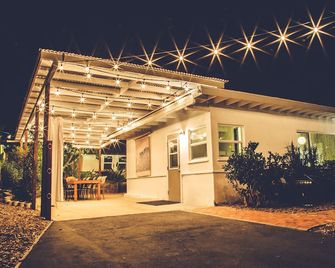 Pet Friendly Beach Cottage - Walk To Town And Beach Stvr Permit Blre1241169 - Carlsbad - Building