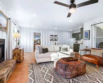 Cozy Cabin in Ingram, Texas for Romantic Weekends Away - Hunt - Living room