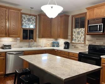 Charming 3-bedroom farmhouse 1 hour from Beaver Stadium - Williamsport - Kitchen