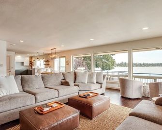 Lake Spanaway Retreat Home With Private - Spanaway