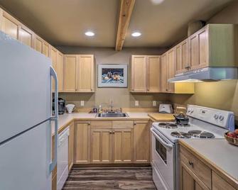 Cozy Bigfork Escape Walk to Bigfork Harbor! - Bigfork - Kitchen
