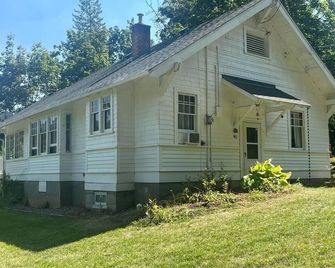 Escape to the Shuswap and experience the charm of our heritage cottage rental. - Salmon Arm - Будівля