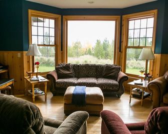The Fitzgerald Manor BnB is Your Northwoods Destination ! - Two Harbors - Wohnzimmer