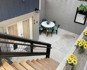 Dog & Kid Friendly Vacation Rental in Glenwood Springs, CO - Glenwood Springs - Patio