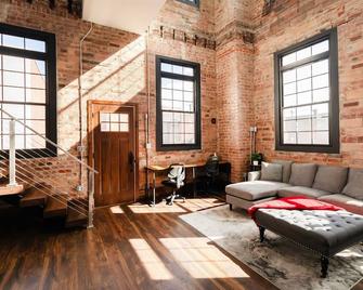 New York Loft Vibes in Downtown Warren - Warren - Вітальня