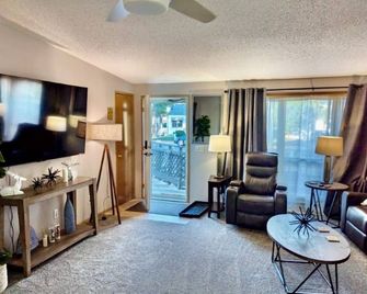 3-bedroom townhome in Fort Morgan with AC, WiFi - Fort Morgan - Wohnzimmer