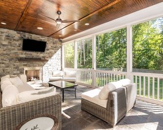 Durham Retreat Games, Exercise, And Relaxation 5 Bedroom Home - Durham - Living room