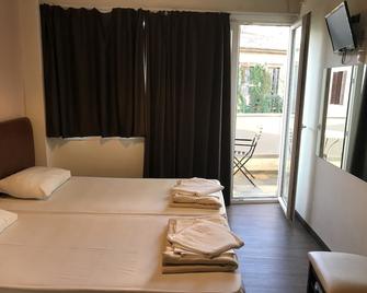Pella Inn Hostel - אתונה - חדר שינה