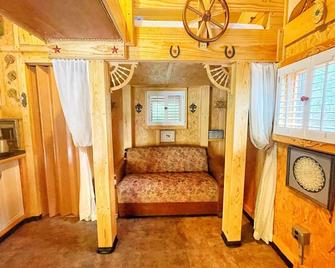 Tiny House, Wifi,hot Tub,secluded - Cosby - Living room