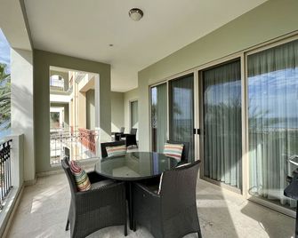 Beguiling pool-ocean view unit - La Paz - Balcony