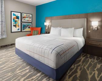 La Quinta Inn & Suites by Wyndham Kokomo - Kokomo - Bedroom