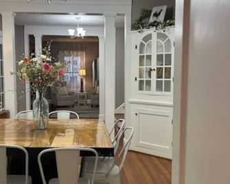 Bring the whole family to this great place with lots of room for fun - Bedford - Dining room