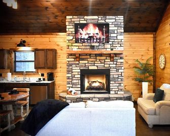 Couples Getaway-Romantic Bathtub/Outdoor Fire Pit - Broken Bow - Huiskamer