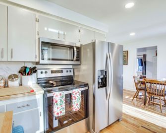 Charming Arlington Home w/ Hot Tub & Fenced Yard! - Arlington - Kuchyň