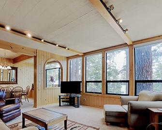 Two Bedroom Units At 1849 Condos With 3 Hot Tubs & Slopeside - Mammoth Lakes - Sala de estar