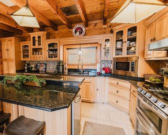 A River Runs Through It - Sevierville - Kitchen