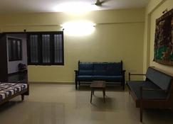 Bertz's House and Stay - Ullal - Living room