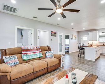 Lake Fork Cabin w/ Boat Launch & Fishing Pier - Quitman - Sala de estar