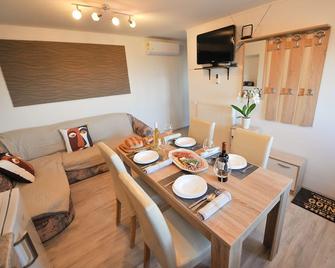 Apartments Jernej with Onsite Wellness - Brežice - Essbereich