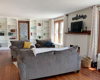 Beautiful Historic Farmhouse Perfect for Fugitive Beach Military and MS&T - Rolla - Living room
