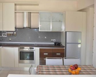 Beautiful house with garden in Rhodes - Ialysos - Kitchen