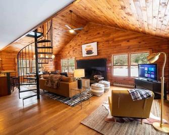 Berkshire Vacation Rentals: Private Cabin On Over 12 Acres Of Woods - Becket - Sala de estar