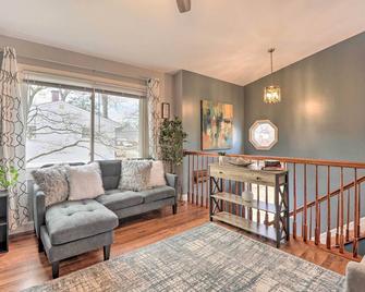 Baltimore Area Vacation Rental with Deck! - Glen Burnie - Living room