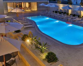 Avanti Hotel & Spa - Budva - Uima-allas