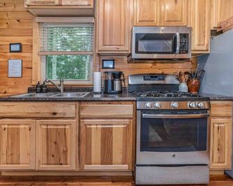 Peak Fall Experience -Cabin + Hot Tub Near Parkway - Floyd - Kitchen