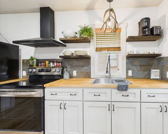 Soothing 1-bedroom house in Lewistown. Pet Friendly Extended Stay - Lewistown - Cocina