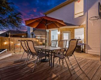 Game Room, Crib, Fenced Backyard, Relocation Stay - Frisco - Patio