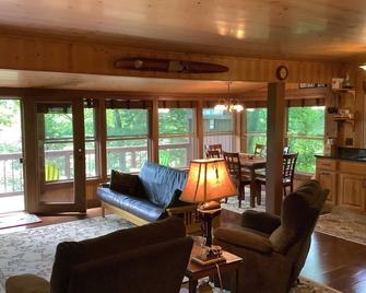 As close to the Lake as you can get!!! Lake Cumberland Marina/ Alligator Dock 2 - Russell Springs - Living room