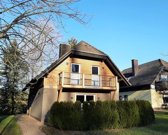 Beautiful holiday home on Silbersee for up to 8 people - Frielendorf - Building